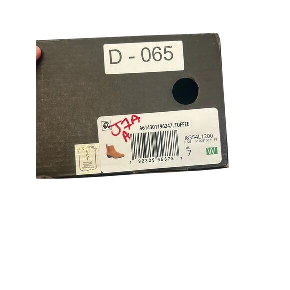 Vionic Suede Brown Booties 7 Wide - Picture 8 of 8